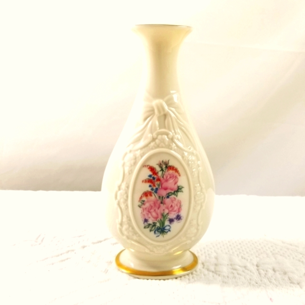 LENOX FLOWERS OF LOVE VASE